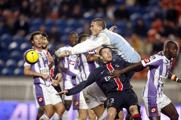 Torwart Nicolas Douchez (Toulouse) faustet den Ball weg - (pan18253) Fußball Herren Ligue 1 2006 2007, 1. Französische Liga, Paris Saint Germain - Toulouse FC 0:0, PSG Gruppe Paris Kampf, Dynamik, Fußball Herren Ligue 1 2006 2007, 1. Französische Liga, Paris Saint Germain - Toulouse FC 0:0, PSG Gruppe Paris Kampf, Dynamik,