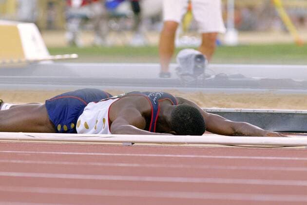 Carl Lewis (USA) am Boden -  (aflo0008) Leichtathletik OS Sommer Herren Olympische Spiele 1996, Sommerspiele, Olympia, Weitsprung, weit Einzelbild Nationaltrikot Atlanta Erschöpfung, Leichtathletik OS Sommer Herren Olympische Spiele 1996, Sommerspiele, Olympia, Weitsprung, weit Einzelbild Nationaltrikot Atlanta Erschöpfung,