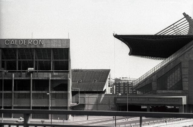 Außenansicht des Estadio Vicente Calderon, Heimstätte von Atletico Madrid Fußball Herren Primera Division 1975 1976, 1. Spanische Liga, Club Atletico de Madrid, Vneg, Vsw Totale Estadio Vicente Calderon Madrid Fußball Herren Primera Division 1975 1976, 1. Spanische Liga, Club Atletico de Madrid, Vneg, Vsw Totale Estadio Vicente Calderon Madrid