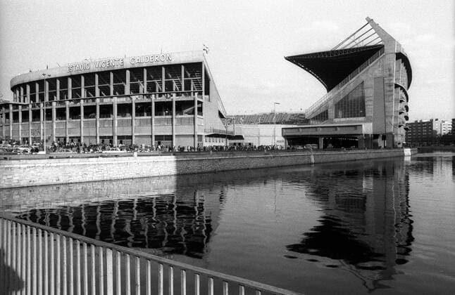 Außenansicht des Estadio Vicente Calderon, Heimstätte von Atletico Madrid, direkt am Fluß Manzanares gelegen Fußball Herren Primera Division 1975 1976, 1. Spanische Liga, Club Atletico de Madrid, Vneg, Vsw Totale Estadio Vicente Calderon Madrid Fußball Herren Primera Division 1975 1976, 1. Spanische Liga, Club Atletico de Madrid, Vneg, Vsw Totale Estadio Vicente Calderon Madrid