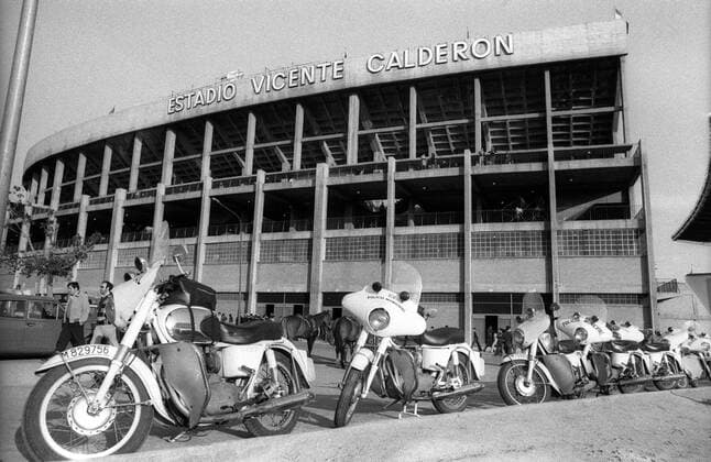 Motorräder der Policia Municipal vor dem Estadio Vicente Calderon, Heimstätte von Atletico Madrid Fußball Herren Primera Division 1975 1976, 1. Spanische Liga, Club Atletico de Madrid, Vneg, Vsw Totale Estadio Vicente Calderon Madrid Fußball Herren Primera Division 1975 1976, 1. Spanische Liga, Club Atletico de Madrid, Vneg, Vsw Totale Estadio Vicente Calderon Madrid