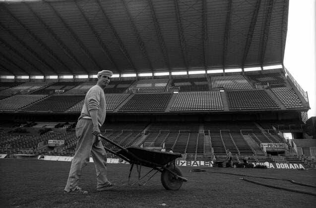 Platzwart im Estadio Vicente Calderon, Heimstätte von Atletico Madrid, mit Schubkarre bei der Arbeit Fußball Herren Primera Division 1975 1976, 1. Spanische Liga, Club Atletico de Madrid, Vneg, Vsw Totale Estadio Vicente Calderon Madrid Fußball Herren Primera Division 1975 1976, 1. Spanische Liga, Club Atletico de Madrid, Vneg, Vsw Totale Estadio Vicente Calderon Madrid