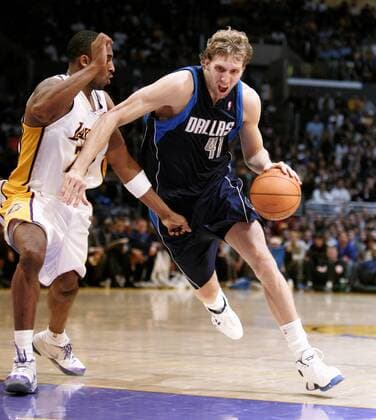 Dirk Nowitzki (Dallas Mavericks, re.) gegen Kobe Bryant (Los Angeles Lakers) - (Icon78413845) Basketball Herren NBA 2006 2007, Los Angeles Lakers - Dallas Mavericks 101:98 Gruppe Los Angeles, LA, L A Dynamik, Basketball Herren NBA 2006 2007, Los Angeles Lakers - Dallas Mavericks 101:98 Gruppe Los Angeles, LA, L A Dynamik, EDITORIAL USE ONLY