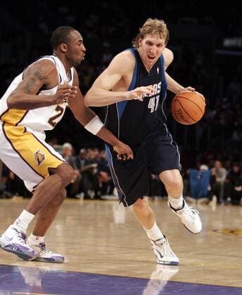 Dirk Nowitzki (Dallas Mavericks, re.) gegen Kobe Bryant (Los Angeles Lakers) - (Icon78413844) Basketball Herren NBA 2006 2007, Los Angeles Lakers - Dallas Mavericks 101:98 Gruppe Los Angeles, LA, L A Dynamik, Basketball Herren NBA 2006 2007, Los Angeles Lakers - Dallas Mavericks 101:98 Gruppe Los Angeles, LA, L A Dynamik, EDITORIAL USE ONLY