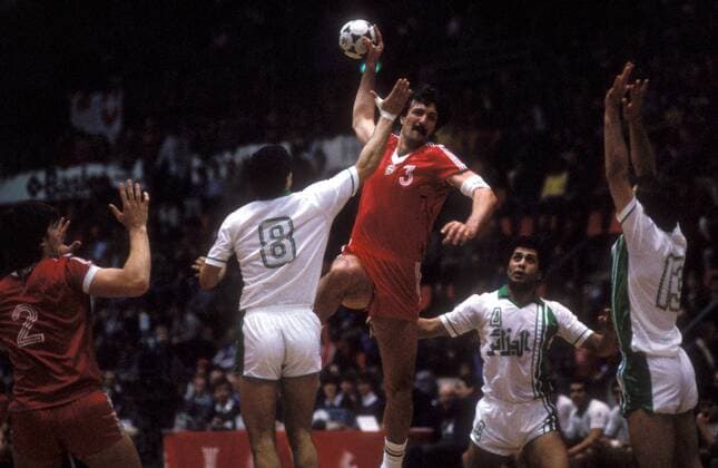 Peter Kovacs (Mitte, Ungarn) im Duell Handball Länderspiel Herren WM 1986, Nationalteam, Nationaltrikot, Ungarn - Algerien, Vdia Gruppe Dynamik, Handball Länderspiel Herren WM 1986, Nationalteam, Nationaltrikot, Ungarn - Algerien, Vdia Gruppe Dynamik,