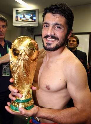 Italien ist Weltmeister 2006 und feiert in der Umkleidekabine - Gennaro Gattuso freut sich mit dem FIFA Weltpokal -  Fußball WM Herren WM 2006, Länderspiel, Nationalteam, Endspiel, Finale, Feier, feiern, Siegesfeier Einzelbild o0 Kabinenfeier Berlin Freude, Fußball WM Herren WM 2006, Länderspiel, Nationalteam, Endspiel, Finale, Feier, feiern, Siegesfeier Einzelbild o0 Kabinenfeier Berlin Freude,