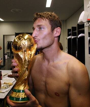 Italien ist Weltmeister 2006 und feiert in der Umkleidekabine - Francesco Totti küßt den FIFA Weltpokal - Fußball WM Herren WM 2006, Länderspiel, Nationalteam, Endspiel, Finale, Feier, feiern, Siegesfeier Einzelbild o0 Kabinenfeier Berlin Freude, Fußball WM Herren WM 2006, Länderspiel, Nationalteam, Endspiel, Finale, Feier, feiern, Siegesfeier Einzelbild o0 Kabinenfeier Berlin Freude,
