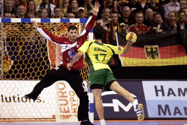 Felipe Borges Dutra Ribeiro (Brasilien, re.) - Siebenmeter gegen Torwart Henning Fritz (Deutschland) Handball WM Herren WM 2007, Länderspiel, Nationalteam, Nationaltrikot, Deutschland - Brasilien 27:22, o0 Gruppe C Gruppe Berlin Dynamik, Handball WM Herren WM 2007, Länderspiel, Nationalteam, Nationaltrikot, Deutschland - Brasilien 27:22, o0 Gruppe C Gruppe Berlin Dynamik,