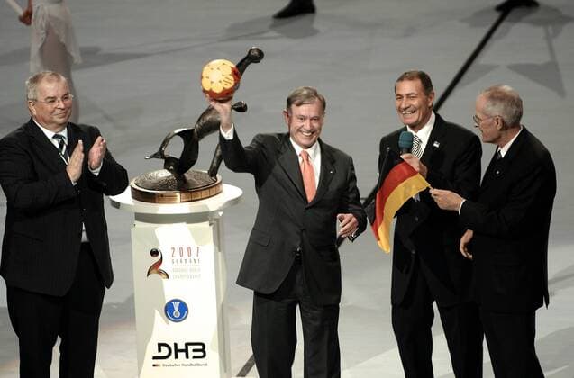 Eröffnungsfeier Handball WM 2007 in Deutschland v.li.: DHB Präsident Ulrich Strombach, Bundespräsident Horst Köhler (CDU, beide Deutschland), IHF Präsident Hassan Moustafa (Ägypten), Vorstandvorsitzender Deutsche Sporthilfe Hans Wilhelm Gaeb (Deutschland) Handball WM Herren WM 2007, Länderspiel, Nationalteam, Eröffnung, Zeremonie, Eröffnungszeremonie, Veranstaltung Gruppe Ansprache, internationaler Handballverband, Berlin, Verband, Fahne, Nationalfahne, Stiftung DHB Präsident Ulrich Strombach Handball WM Herren WM 2007, Länderspiel, Nationalteam, Eröffnung, Zeremonie, Eröffnungszeremonie, Veranstaltung Gruppe Ansprache, internationaler Handballverband, Berlin, Verband, Fahne, Nationalfahne, Stiftung DHB Präsident Ulrich Strombach