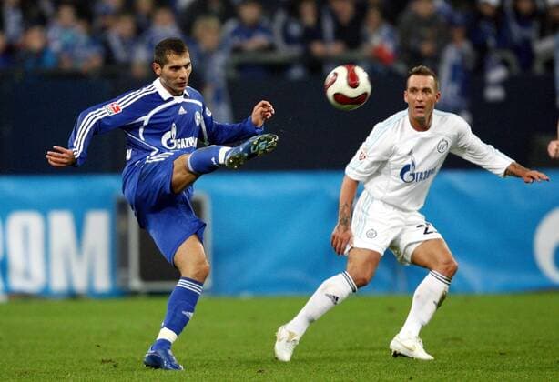 Halil Altintop (Schalke, li.) gegen Fernando Ricksen (St. Petersburg) Fußball Herren Saison 2006 2007, Test, Testspiel, FC Schalke 04 - Zenit Sankt Petersburg 2:1 Gruppe Gelsenkirchen Dynamik, Fußball Herren Saison 2006 2007, Test, Testspiel, FC Schalke 04 - Zenit Sankt Petersburg 2:1 Gruppe Gelsenkirchen Dynamik,