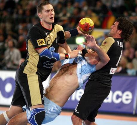 Sebastian Preiß (li.) und Florian Kehrmann (beide Deutschland, re.) nehmen einen Argentinier in die Zange Handball WM Herren WM 2007, Länderspiel, Nationalteam, Gruppe C, Nationaltrikot, Argentinien - Deutschland 20:32 Gruppe Halle Westfalen Dynamik, Kampf, Handball WM Herren WM 2007, Länderspiel, Nationalteam, Gruppe C, Nationaltrikot, Argentinien - Deutschland 20:32 Gruppe Halle Westfalen Dynamik, Kampf,