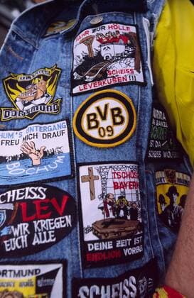 Dortmunder Fußballanhänger geht auf seiner Fankutte nicht gerade zimperlich mit der Konkurrenz um Fußball 1. BL Herren Saison 2004 2005, Borussia Dortmund, BVB Einzelbild Dortmund Fußball 1. BL Herren Saison 2004 2005, Borussia Dortmund, BVB Einzelbild Dortmund