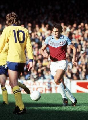 Trevor Brooking (West Ham, re.) am Ball -  Fußball Herren English Football League First Division 1977 1978, One, 1. Englische Liga Gruppe London Dynamik, Fußball Herren English Football League First Division 1977 1978, One, 1. Englische Liga Gruppe London Dynamik,