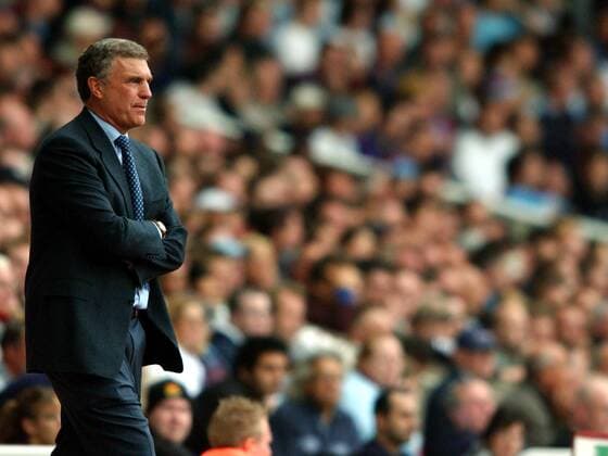 Interimstrainer Trevor Brooking (West Ham) beobachtet das Spielgeschehen - Fußball Herren English Football League First Division 2003 2004, One, 2. Englische Liga, West Ham United Einzelbild London Nachdenklichkeit, Skepsis, Fußball Herren English Football League First Division 2003 2004, One, 2. Englische Liga, West Ham United Einzelbild London Nachdenklichkeit, Skepsis,
