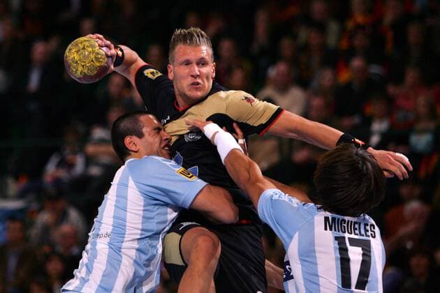 Lars Kaufmann (Deutschland, Mitte) im Zweikampf Handball WM Herren WM 2007, Länderspiel, Nationalteam, Nationaltrikot, Gruppe C, Argentinien - Deutschland 20:32 Gruppe Halle Westfalen Dynamik, Kampf, Handball WM Herren WM 2007, Länderspiel, Nationalteam, Nationaltrikot, Gruppe C, Argentinien - Deutschland 20:32 Gruppe Halle Westfalen Dynamik, Kampf,
