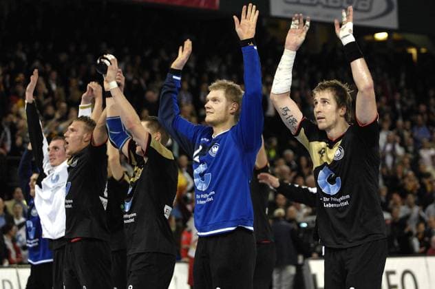 Schlußjubel Deutschland mit Torwart Johannes Bitter (2.v.re) und Oliver Roggisch (re.) Handball WM Herren WM 2007, Länderspiel, Nationalteam, Nationaltrikot, Gruppe C Gruppe Halle Westfalen Freude, Handball WM Herren WM 2007, Länderspiel, Nationalteam, Nationaltrikot, Gruppe C Gruppe Halle Westfalen Freude,