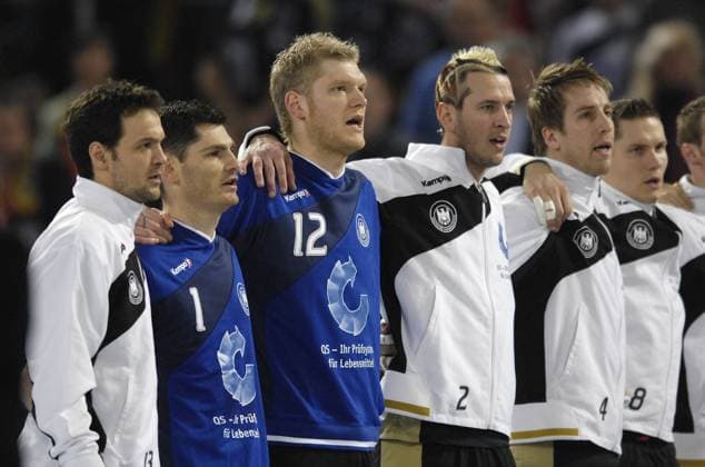 Nationalhymne Deutschland, v.li.: Markus Baur, Torwart Henning Fritz, Torwart Johannes Bitter, Pascal Hens, Oliver Roggisch und Sebastian Preiß Handball WM Herren WM 2007, Länderspiel, Nationalteam, Nationaltrikot, Gruppe C Gruppe Halle Westfalen Harmonie, Handball WM Herren WM 2007, Länderspiel, Nationalteam, Nationaltrikot, Gruppe C Gruppe Halle Westfalen Harmonie,