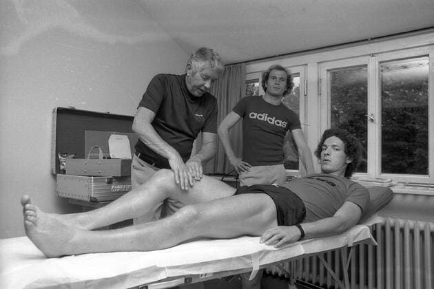 Masseur Erich Deuser (li.) massiert Klaus Toppmöller (re.) die Beine, dahinter Uli Hoeneß (alle BR Deutschland) Fußball Herren Nationalmannschaft 1976, BRD Gruppe München, Grünwald Fußball Herren Nationalmannschaft 1976, BRD Gruppe München, Grünwald