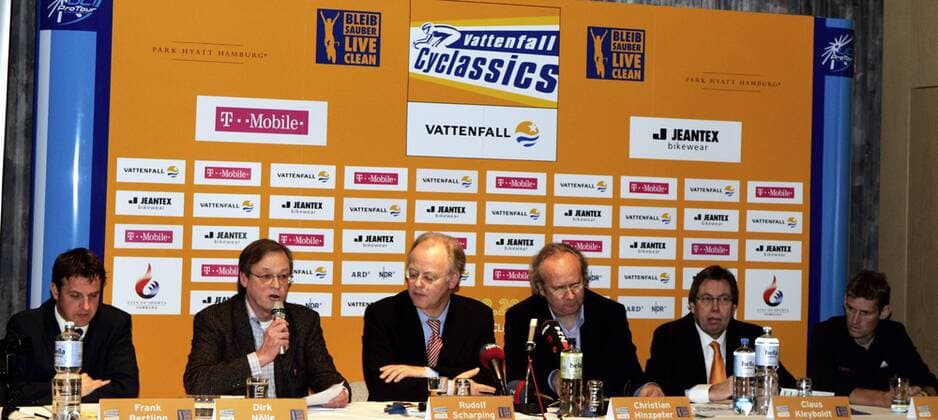 Pressekonferenz Vattenfall Cyclassics 2007, v.li.: Frank Bertling, Dirk Nollert, BDR Präsident Rudolf Scharping, Medienkoordinator Christian Hinzpeter, VDR Präsident Klaus Kleyboldt und Sportdirektor Rolf Aldag (alle Deutschland) Radsport Herren Vattenfall Cyclassics 2007, ProTour, Vorschau, Pressekonferenz, PK, Pressetermin Gruppe Upsolut Event GmbH, Bund Deutscher Radfahrer Hamburg Radsport Herren Vattenfall Cyclassics 2007, ProTour, Vorschau, Pressekonferenz, PK, Pressetermin Gruppe Upsolut Event GmbH, Bund Deutscher Radfahrer Hamburg