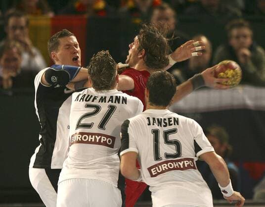 Grzegorz Tkaczyk (Polen, 2.v.re.) gegen Sebastian Preiss (li.), Kaufmann (2.v.li.) und Jansen (alle Deutschland) Handball WM Herren WM 2007, Länderspiel, Nationalteam, Gruppe C, Nationaltrikot, Deutschland - Polen 25:27 Gruppe Wetzlar Dynamik, Kampf, Handball WM Herren WM 2007, Länderspiel, Nationalteam, Gruppe C, Nationaltrikot, Deutschland - Polen 25:27 Gruppe Wetzlar Dynamik, Kampf,