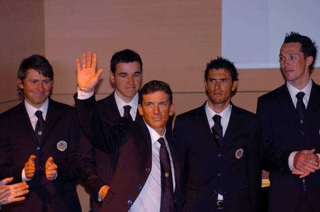 Tyler Hamilton (USA Tinkoff Credit Systems, Mitte) winkt während der Teampräsentation -  Radsport Herren Straßenradsport 2007, Straße, Rad, Vorstellung, Präsentation, Pressetermin, Vdig Gruppe Rom Radsport Herren Straßenradsport 2007, Straße, Rad, Vorstellung, Präsentation, Pressetermin, Vdig Gruppe Rom
