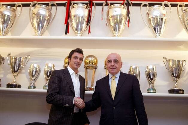 Neuzugang Massimo Oddo (li.) begrüßt Vizepräsident Adriano Galliani (beide Milan) vor der Trophäensammlung - Fußball Herren Serie A 2006 2007, 1. Italienische Liga, AC Mailand, Milan, Vdig Gruppe Begrüßung Mailand Fußball Herren Serie A 2006 2007, 1. Italienische Liga, AC Mailand, Milan, Vdig Gruppe Begrüßung Mailand