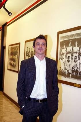 Neuzugang Massimo Oddo (Milan) vor alten Mannschaftsbildern - Fußball Herren Serie A 2006 2007, 1. Italienische Liga, AC Mailand, Milan, Vdig Einzelbild Mailand Fußball Herren Serie A 2006 2007, 1. Italienische Liga, AC Mailand, Milan, Vdig Einzelbild Mailand