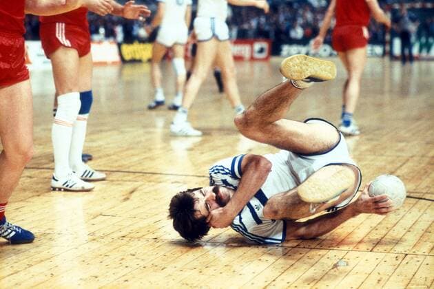 Heiner Brand (Gummersbach) am Boden Handball EC 1 Herren Europapokal der Landesmeister 1982 1983, Europacup, Finale, Endspiel, VfL Gummersbach - ZSKA Moskau Einzelbild Aufnahmedatum geschätzt Dortmund Handball EC 1 Herren Europapokal der Landesmeister 1982 1983, Europacup, Finale, Endspiel, VfL Gummersbach - ZSKA Moskau Einzelbild Aufnahmedatum geschätzt Dortmund