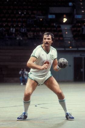 Jerzy Klempel (Göppingen) am Ball Handball 2. BL Herren Saison 1984 1985, Frisch Auf Göppingen, FrischAuf, FA Einzelbild Aufnahmedatum geschätzt Milbertshofen Handball 2. BL Herren Saison 1984 1985, Frisch Auf Göppingen, FrischAuf, FA Einzelbild Aufnahmedatum geschätzt Milbertshofen