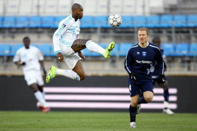 Djibril Cisse (Marseille, li.) gegen Stephane Grichting (Auxerre) - (pan18379) Fußball Herren Ligue 1 2006 2007, 1. Französische Liga, Olympique de Marseille - AJ Auxerre 3:1, OM Gruppe Marseille Dynamik, Höhe, Fußball Herren Ligue 1 2006 2007, 1. Französische Liga, Olympique de Marseille - AJ Auxerre 3:1, OM Gruppe Marseille Dynamik, Höhe,