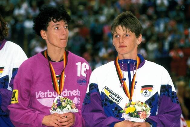 Frühere Handball-Nationaltorhüterin Sabine Bothe gestorben Siegerehrung Deutschland nach Platz 2 bei der EM 1994, v.li.: Torfrau Eika Bram (li.) und Sabine Adamik Handball Länderspiel Damen EM 1994, Nationalteam, Nationaltrikot, Finale, Endspiel, Vdia Gruppe Aufnahmedatum geschätzt Berlin Freude, Handball Länderspiel Damen EM 1994, Nationalteam, Nationaltrikot, Finale, Endspiel, Vdia Gruppe Aufnahmedatum geschätzt Berlin Freude,
