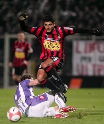 Ederson (Nizza, re.) im Duell -  (pan18392) Fußball Herren Ligue 1 2006 2007, 1. Französische Liga, OGC Nice - Toulouse FC 0:1 Gruppe Nizza Dynamik, Fußball Herren Ligue 1 2006 2007, 1. Französische Liga, OGC Nice - Toulouse FC 0:1 Gruppe Nizza Dynamik,  