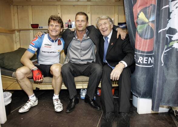 Schauspieler Til Schweiger (Mitte) mit Otto Ziege (beide Deutschland, re.), Sportdirektor des Berliner Sechs Tage Rennens 2007, in der Kabine von Bruno Risi (Schweiz) Radsport Herren Berliner 6 Tage Rennen 2007, Sechstagerennen, Sechstage, Sechs, Sixdays, six days, Vdig Gruppe Berlin Radsport Herren Berliner 6 Tage Rennen 2007, Sechstagerennen, Sechstage, Sechs, Sixdays, six days, Vdig Gruppe Berlin