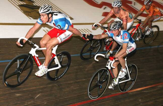 Franco Marvulli (li.) übergibt an Bruno Risi (beide Schweiz) Radsport Herren 96. Berliner Tage Rennen 2007, Sechstagerennen, Sechstage, Sechs, Sixdays, six days, Vdig Gruppe Berlin Radsport Herren 96. Berliner Tage Rennen 2007, Sechstagerennen, Sechstage, Sechs, Sixdays, six days, Vdig Gruppe Berlin