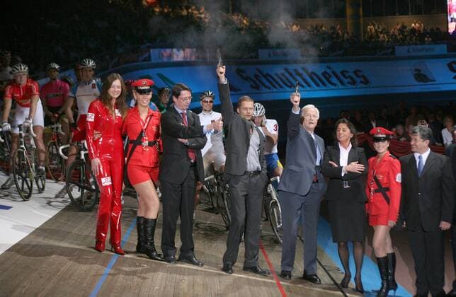 Bundespräsident a. D. Richard von Weizsäcker (CDU, 5.v.li.) und Schauspieler Til Schweiger (4.v.li.) geben den Startschuss zum Berliner Sechstagerennen 2007, Innensenator Dr. Ehrhart Körting (alle Deutschland SPD, 3.v.li.) schaut zu Radsport Herren 96. Berliner 6 Tage Rennen 2007, Sechstagerennen, Sechstage, Sechs, Sixdays, six days, Vdig Gruppe Hostess, Hostessen, Frau, Frauen, girl, girls, Berlin Radsport Herren 96. Berliner 6 Tage Rennen 2007, Sechstagerennen, Sechstage, Sechs, Sixdays, six days, Vdig Gruppe Hostess, Hostessen, Frau, Frauen, girl, girls, Berlin