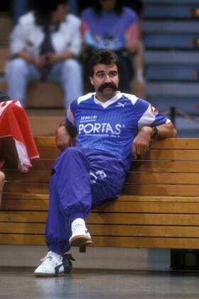 Trainer Heiner Brand (SG Wallau Massenheim) auf der Bank Handball 1. BL Herren Saison 1992 1993, SG Wallau Massenheim, Vdia Einzelbild Aufnahmedatum geschätzt München Handball 1. BL Herren Saison 1992 1993, SG Wallau Massenheim, Vdia Einzelbild Aufnahmedatum geschätzt München