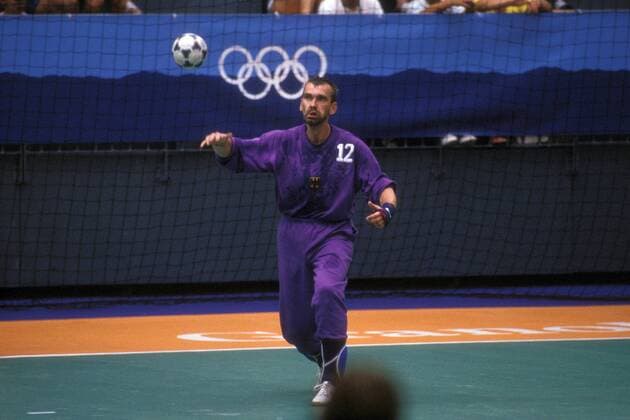 Torwart Andreas Thiel (Deutschland) am Ball Handball OS Sommer Herren Olympische Spiele Barcelona 1992, Sommerspiele, Nationalteam, Nationaltrikot, Länderspiel, Vdia Einzelbild Granollers Handball OS Sommer Herren Olympische Spiele Barcelona 1992, Sommerspiele, Nationalteam, Nationaltrikot, Länderspiel, Vdia Einzelbild Granollers