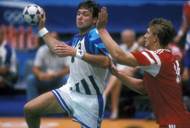 Frank Michael Wahl (li., Deutschland) gegen Oleg Grebnev (GUS) Handball OS Sommer Herren Olympische Spiele Barcelona 1992, Sommerspiele, Nationalteam, Nationaltrikot, Länderspiel, Vdia Gruppe Granollers Dynamik, Handball OS Sommer Herren Olympische Spiele Barcelona 1992, Sommerspiele, Nationalteam, Nationaltrikot, Länderspiel, Vdia Gruppe Granollers Dynamik,