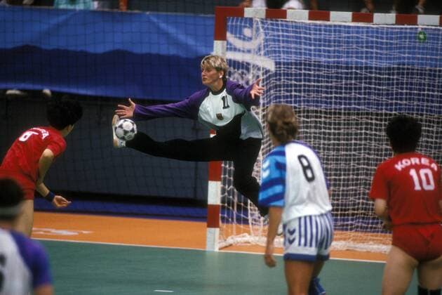Frühere Handball-Nationaltorhüterin Sabine Bothe gestorben Siebenmeter: Torfrau Sabine Adamik (Deutschland) pariert gegen Hong Jeong Ho (Südkorea) Handball OS Sommer Damen Olympische Spiele Barcelona 1992, Sommerspiele, Nationalteam, Nationaltrikot, Länderspiel, Vdia Gruppe Halbfinale Granollers Dynamik, Abwehr, Handball OS Sommer Damen Olympische Spiele Barcelona 1992, Sommerspiele, Nationalteam, Nationaltrikot, Länderspiel, Vdia Gruppe Halbfinale Granollers Dynamik, Abwehr,