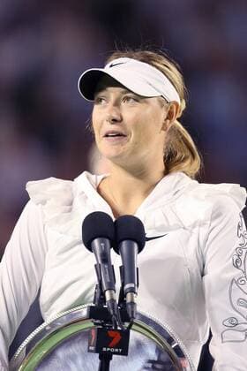Siegerehrung Australian Open 2007 - Finalistin Maria Sharapova (Rußland) mit ihrer Trophäe am Mikrofon Tennis Damen Australian Open 2007, WTA Tour, Grand Slam, Finale, Endspiel Einzelbild Melbourne Tennis Damen Australian Open 2007, WTA Tour, Grand Slam, Finale, Endspiel Einzelbild Melbourne