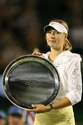 Siegerehrung Australian Open 2007 - Finalistin Maria Sharapova (Rußland) präsentiert ihre Schale für den 2. Platz Tennis Damen Australian Open 2007, WTA Tour, Grand Slam, Finale, Endspiel Einzelbild Melbourne Tennis Damen Australian Open 2007, WTA Tour, Grand Slam, Finale, Endspiel Einzelbild Melbourne