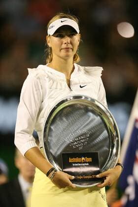 Siegerehrung Australian Open 2007 - Finalistin Maria Sharapova (Rußland) präsentiert ihre Schale für den 2. Platz Tennis Damen Australian Open 2007, WTA Tour, Grand Slam, Finale, Endspiel Einzelbild Melbourne Tennis Damen Australian Open 2007, WTA Tour, Grand Slam, Finale, Endspiel Einzelbild Melbourne