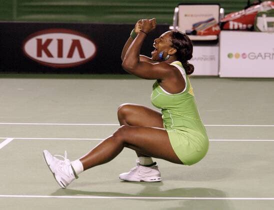 Siegerin Serena Williams (USA) läßt sich bei den Australian Open 2007 vor Freude zu Boden fallen Tennis Damen Australian Open 2007, WTA Tour, Grand Slam, Finale, Endspiel Einzelbild Melbourne Freude, Begeisterung, Tennis Damen Australian Open 2007, WTA Tour, Grand Slam, Finale, Endspiel Einzelbild Melbourne Freude, Begeisterung,