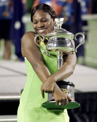 Siegerin Serena Williams (USA) umarmt bei der Siegerehrung der Australian Open 2007 ihren Pokal Tennis Damen Australian Open 2007, WTA Tour, Grand Slam, Finale, Endspiel Einzelbild Melbourne Glück, Freude, Tennis Damen Australian Open 2007, WTA Tour, Grand Slam, Finale, Endspiel Einzelbild Melbourne Glück, Freude,