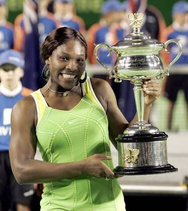 Siegerin Serena Williams (USA) präsentiert während der Siegerehrung der Australian Open 2007 ihren Pokal Tennis Damen Australian Open 2007, WTA Tor, Grand Slam, Finale, Endspiel Einzelbild Melbourne Freude, Tennis Damen Australian Open 2007, WTA Tor, Grand Slam, Finale, Endspiel Einzelbild Melbourne Freude,