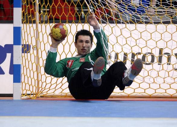 Torwart Slawomir Szmal (Polen) holt den Ball aus dem Kasten Handball WM Herren WM 2007, Länderspiel, Nationalteam, Nationaltrikot, Einzelbild Hauptrunde Dortmund Handball WM Herren WM 2007, Länderspiel, Nationalteam, Nationaltrikot, Einzelbild Hauptrunde Dortmund
