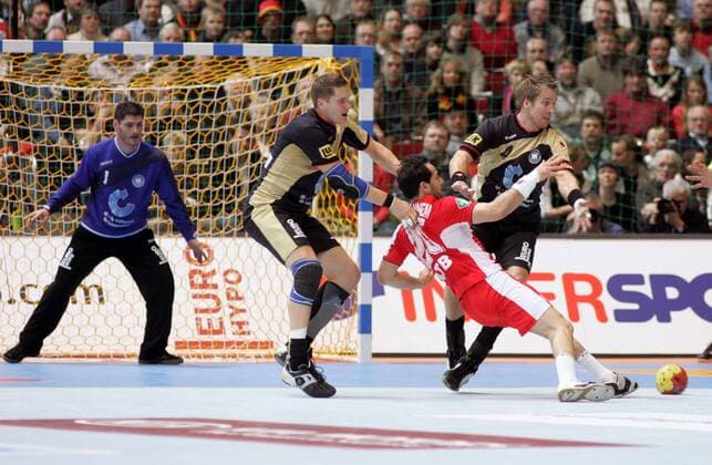Gelungene Kreisabwehr durch Oliver Roggisch (re.) und Sebastian Preiß (beide Deutschland, 2.v.li.) gegen Haykel Mgannem (Tunesien) Handball WM Herren WM 2007, Länderspiel, Nationalteam, Gruppe I, Nationaltrikot, Tunesien - Deutschland 28:35 Gruppe Dortmund Dynamik, Abwehr, Handball WM Herren WM 2007, Länderspiel, Nationalteam, Gruppe I, Nationaltrikot, Tunesien - Deutschland 28:35 Gruppe Dortmund Dynamik, Abwehr,
