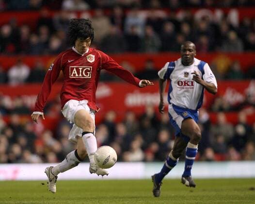 Ji Sung Park (Manchester United) am Ball -  Fußball Herren English FA Cup 2006 2007, Englischer Pokal, Pokalspiel, Manchester United - Portsmouth FC Gruppe Manchester Dynamik, Fußball Herren English FA Cup 2006 2007, Englischer Pokal, Pokalspiel, Manchester United - Portsmouth FC Gruppe Manchester Dynamik,