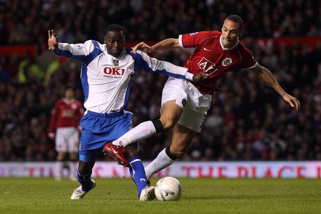 Rio Ferdinand (Manchester United, re.) gegen Andy Cole (Portsmouth) -  Fußball Herren English FA Cup 2006 2007, Englischer Pokal, Pokalspiel, Manchester United - Portsmouth FC Gruppe Manchester Dynamik, Fußball Herren English FA Cup 2006 2007, Englischer Pokal, Pokalspiel, Manchester United - Portsmouth FC Gruppe Manchester Dynamik,
