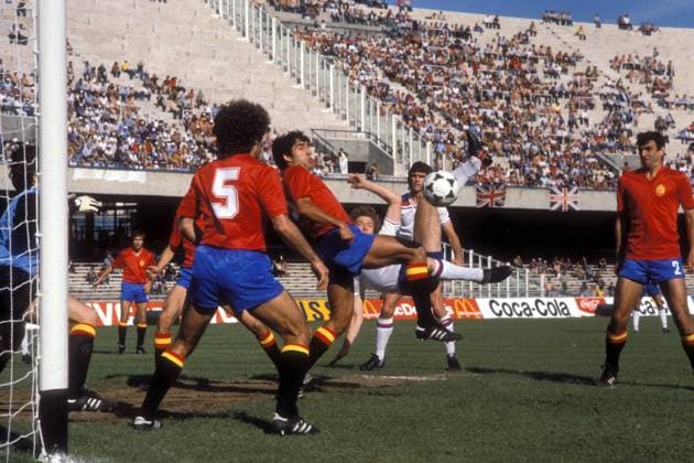 Tony Woodcock (England, Mitte) - Fallrückzieher gegen Carlos Alonso Santillana (4.v.re.), daneben schauen Jose Ramon Alesanco (re.), Francisco Javier Uria (alle Spanien, 5.v.re.) und Dave Watson (England, 2.v.re.) zu Fußball Länderspiel Herren EM 1980, Nationalmannschaft, Nationaltrikot, Gruppe B, Spanien - England 1:2 Totale Neapel Dynamik, Kampf, Fußball Länderspiel Herren EM 1980, Nationalmannschaft, Nationaltrikot, Gruppe B, Spanien - England 1:2 Totale Neapel Dynamik, Kampf,